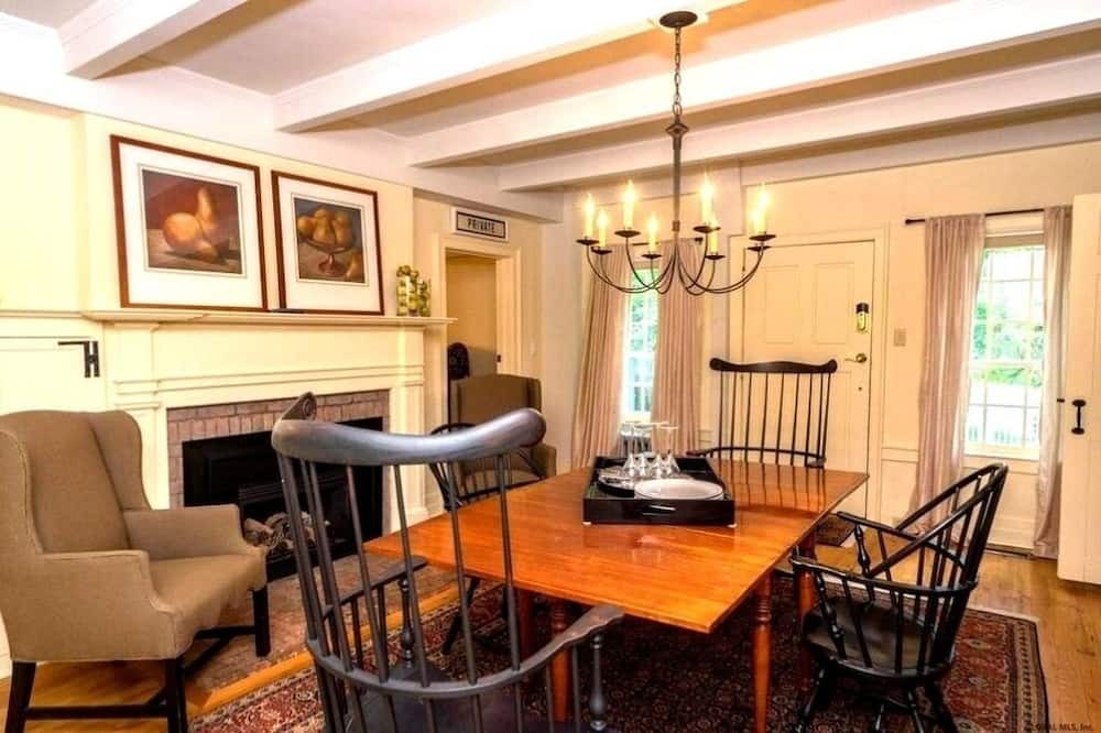 Photo of Livingroom in Queensbury