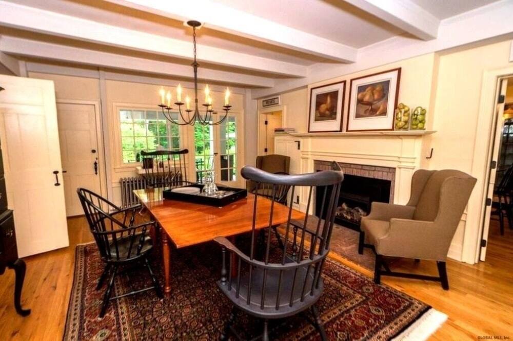 Photo of Livingroom in Queensbury