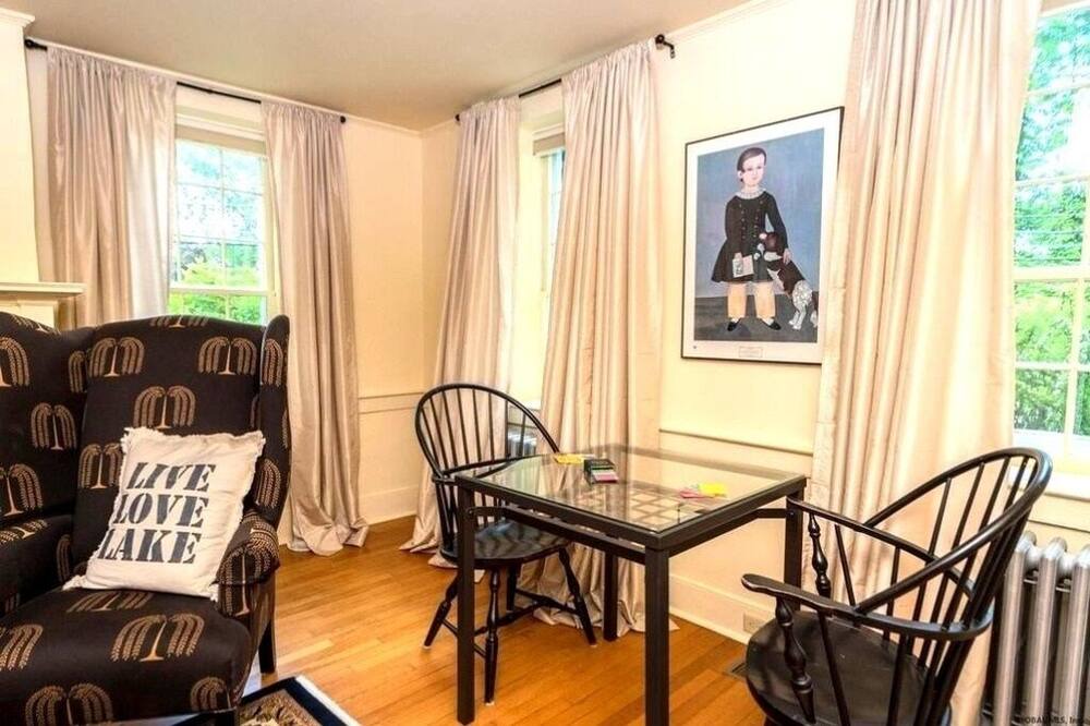 Photo of Livingroom in Queensbury