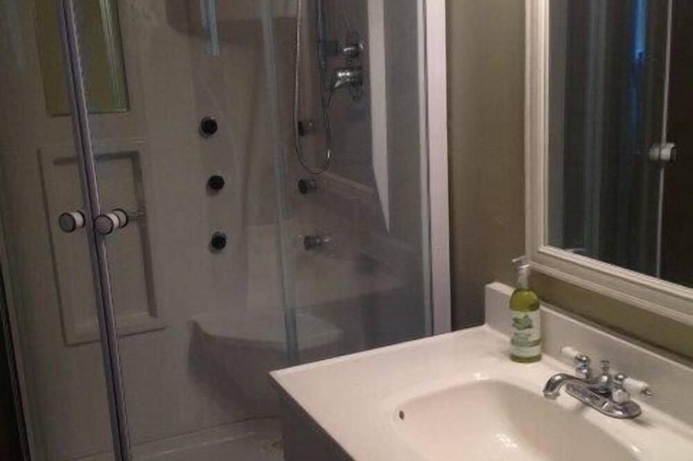 Photo of Bathroom in Anglemont
