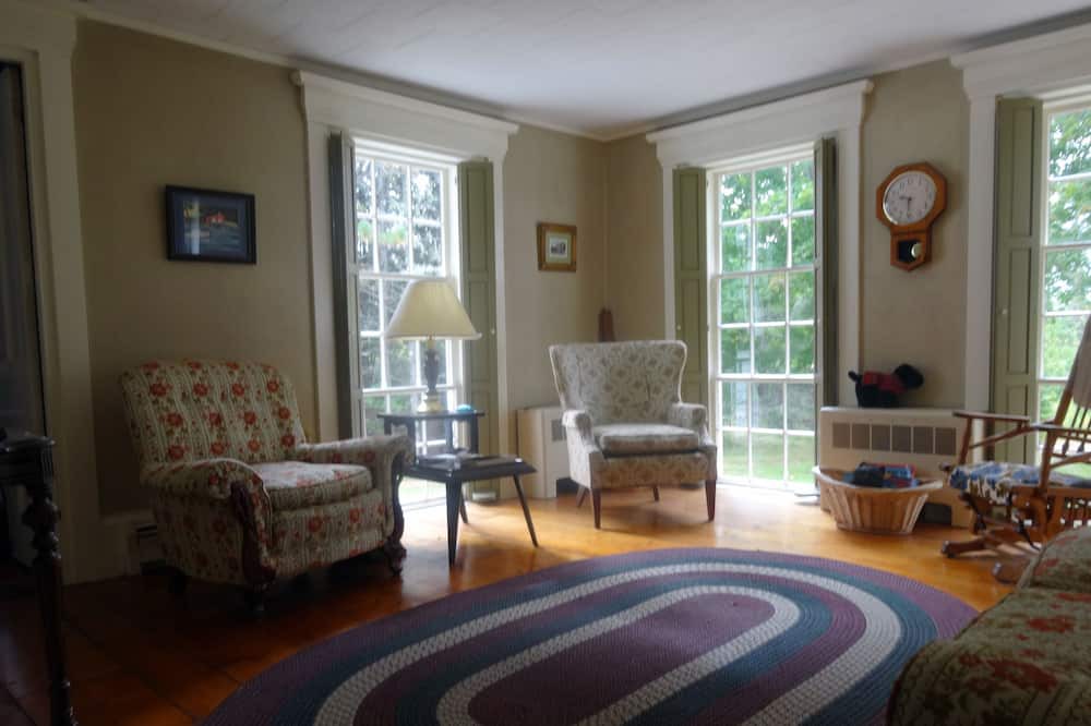 Photo of Livingroom in West Tremont
