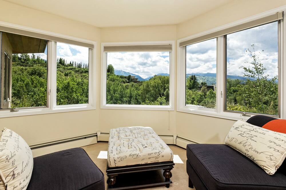 Photo of Livingroom in Red Mountain