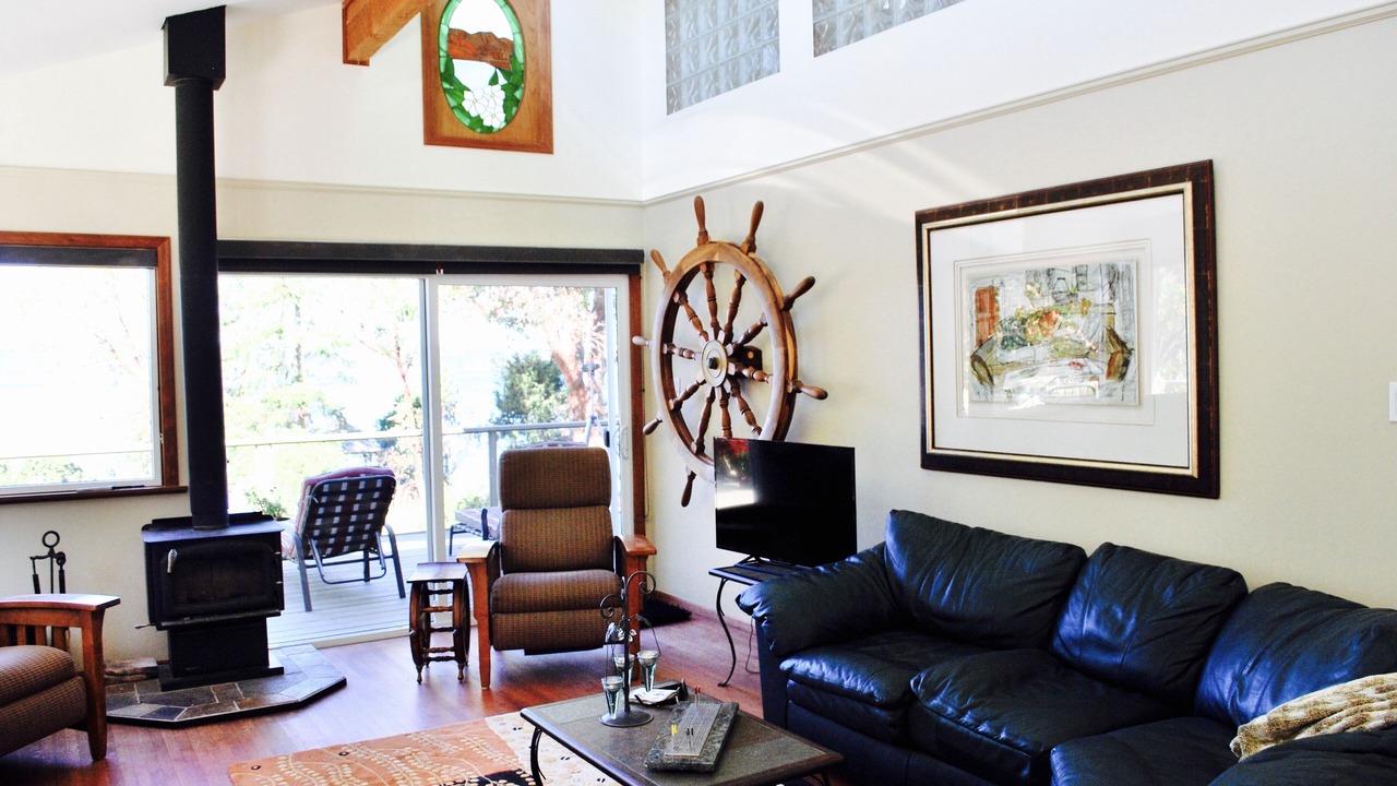 Photo of Livingroom in Saturna Island