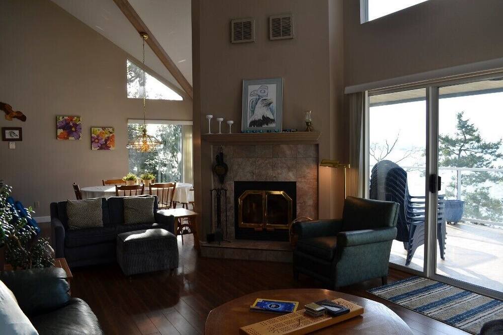 Photo of Livingroom in Pender Island