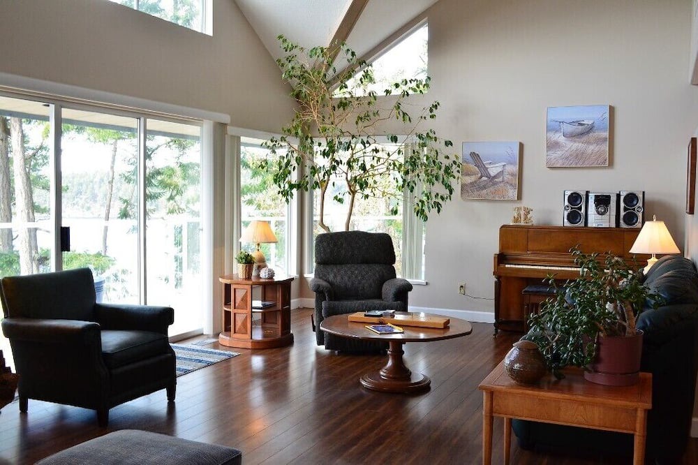 Photo of Livingroom in Pender Island