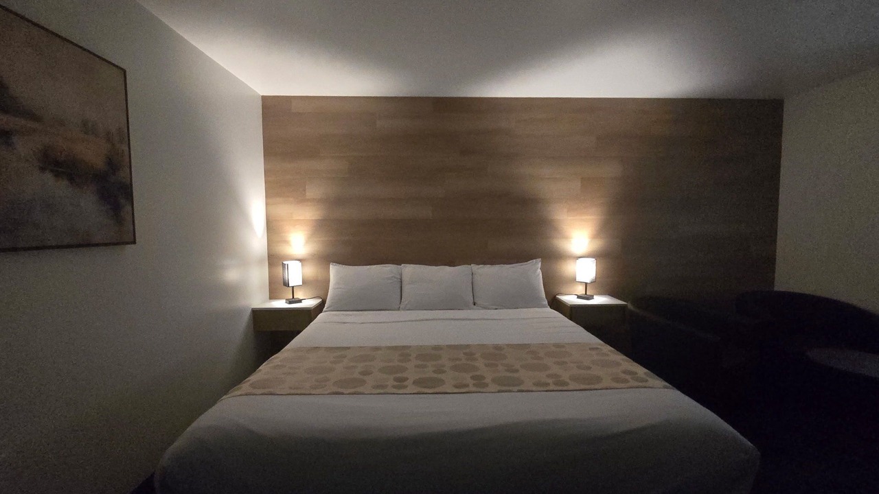 Photo of Bedroom in Outlook