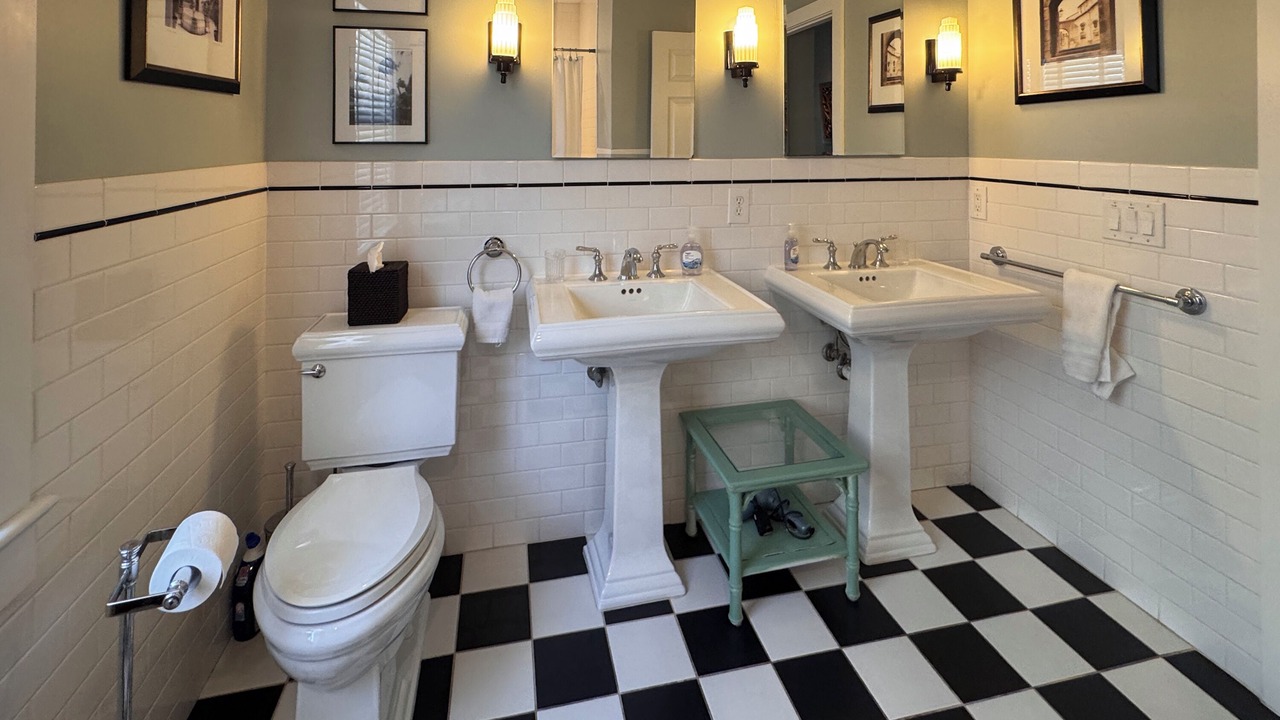 Photo of Bathroom in Flamingo Parks