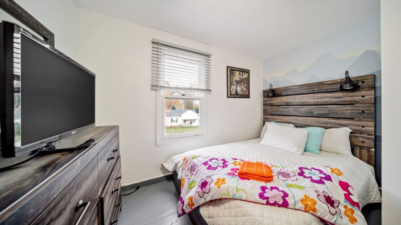 Photo of Bedroom in Mayfield Heights