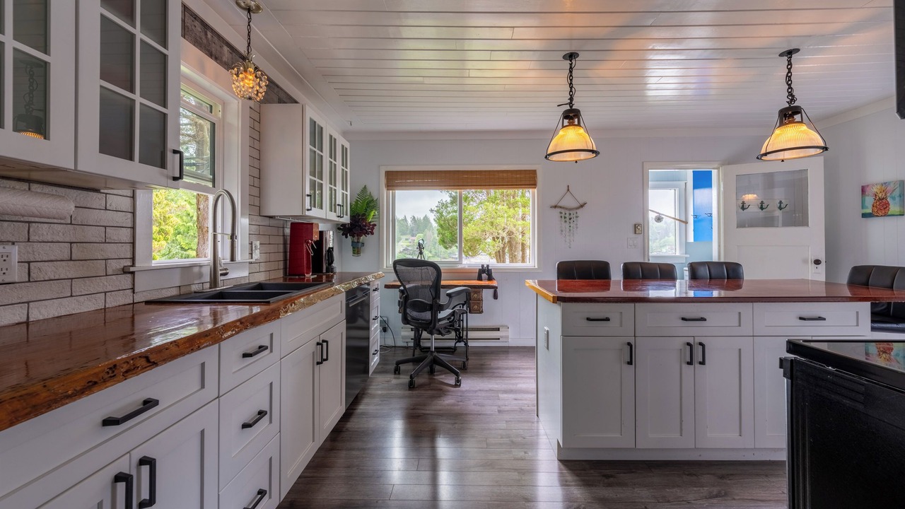 Photo of Livingroom in Bamfield