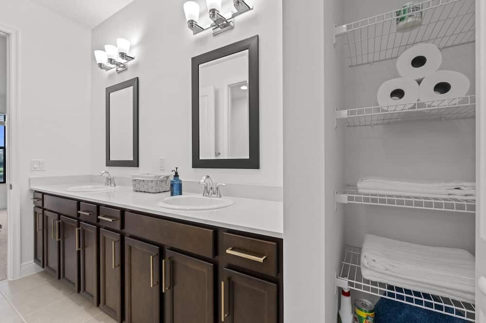Photo of Bathroom in Hunt Club