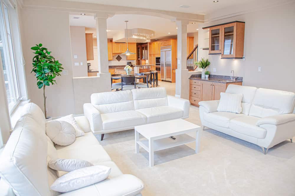 Photo of Livingroom in Westwood Plateau
