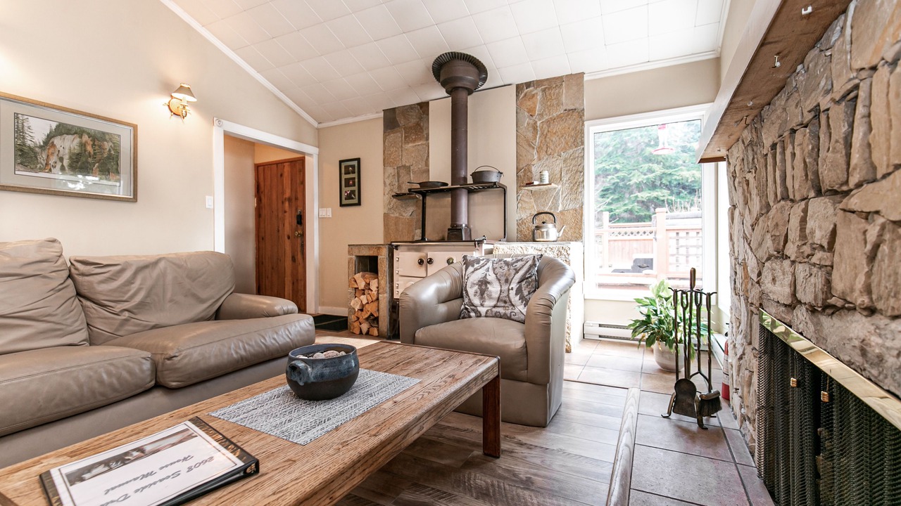Photo of Livingroom in Juan de Fuca Electoral Area