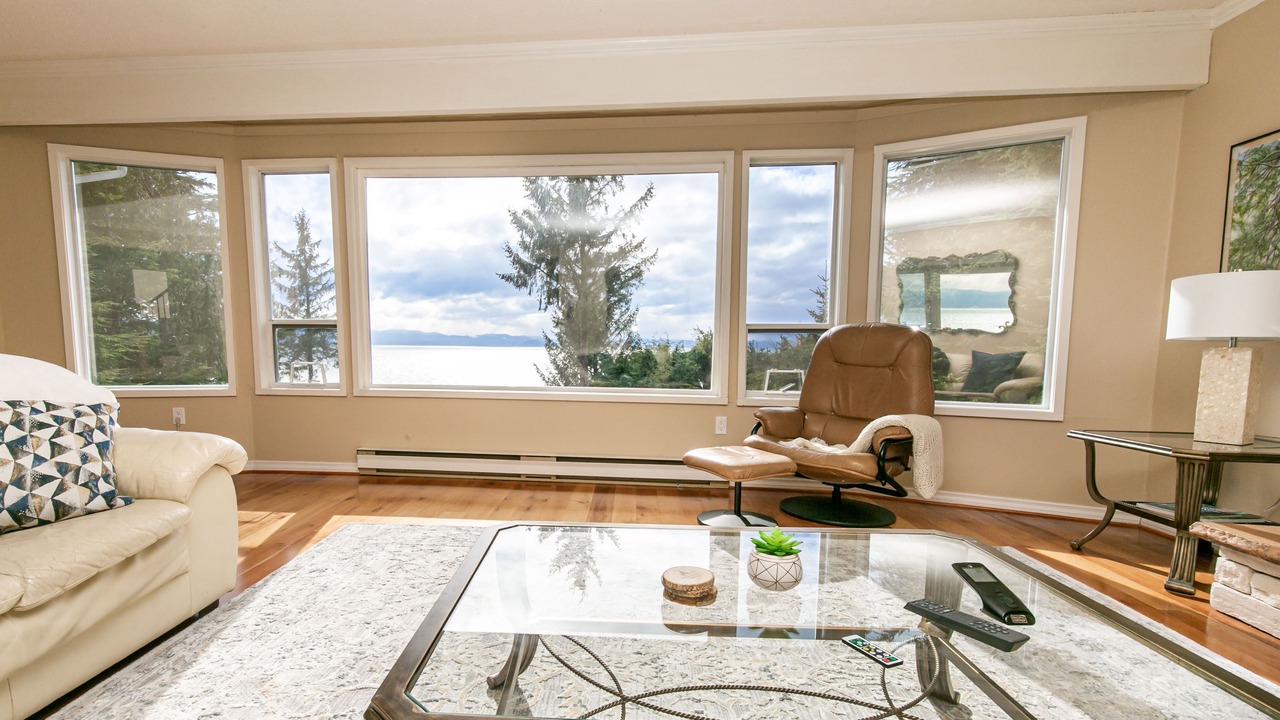 Photo of Livingroom in Juan de Fuca Electoral Area