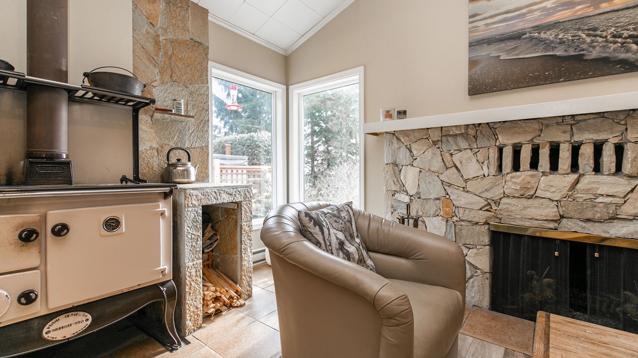 Photo of Livingroom in Juan de Fuca Electoral Area