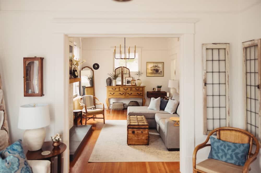 Photo of Livingroom in East Hill