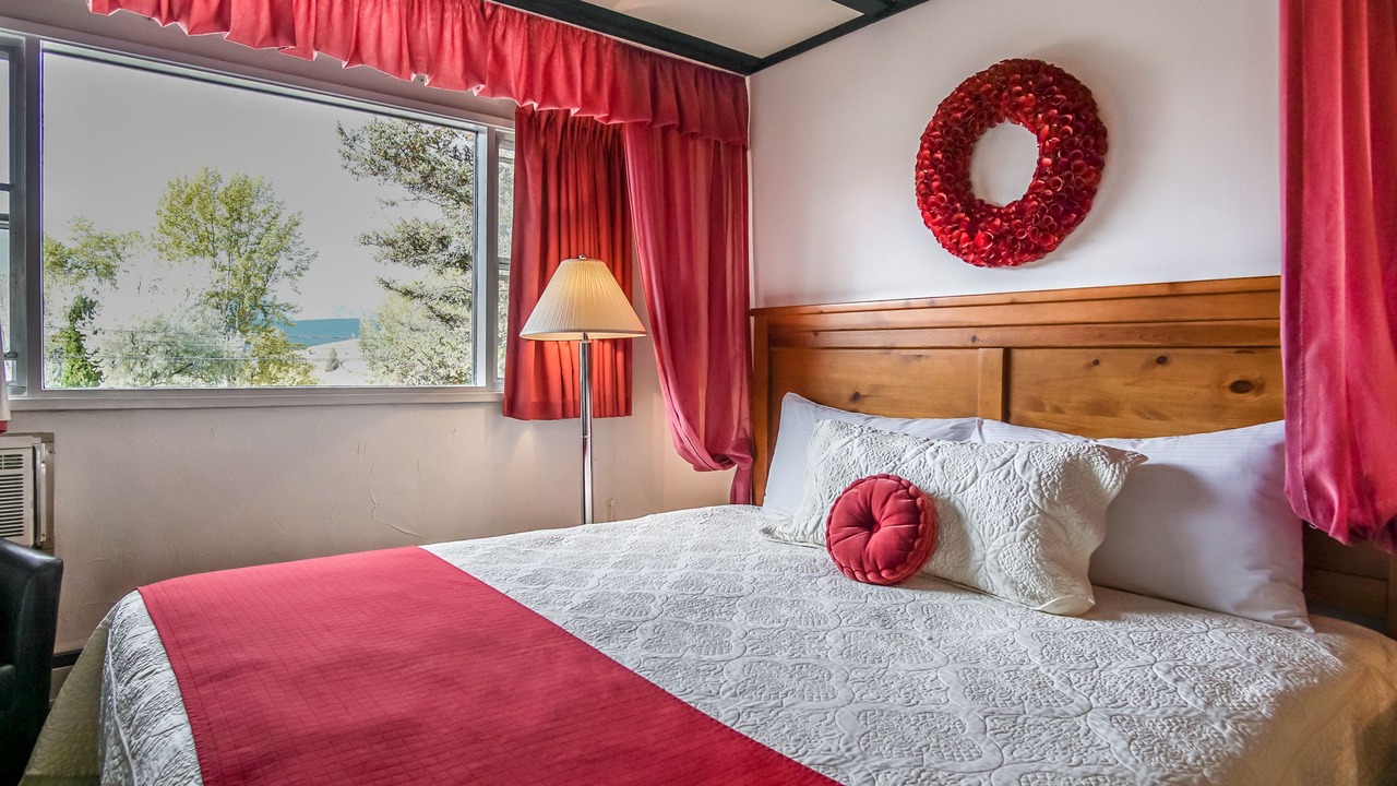 Photo of Bedroom in Radium Hot Springs