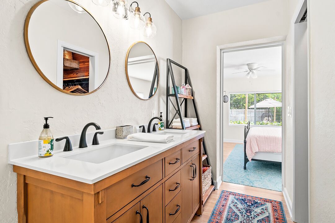 Photo of Bedroom in Parrot Cove
