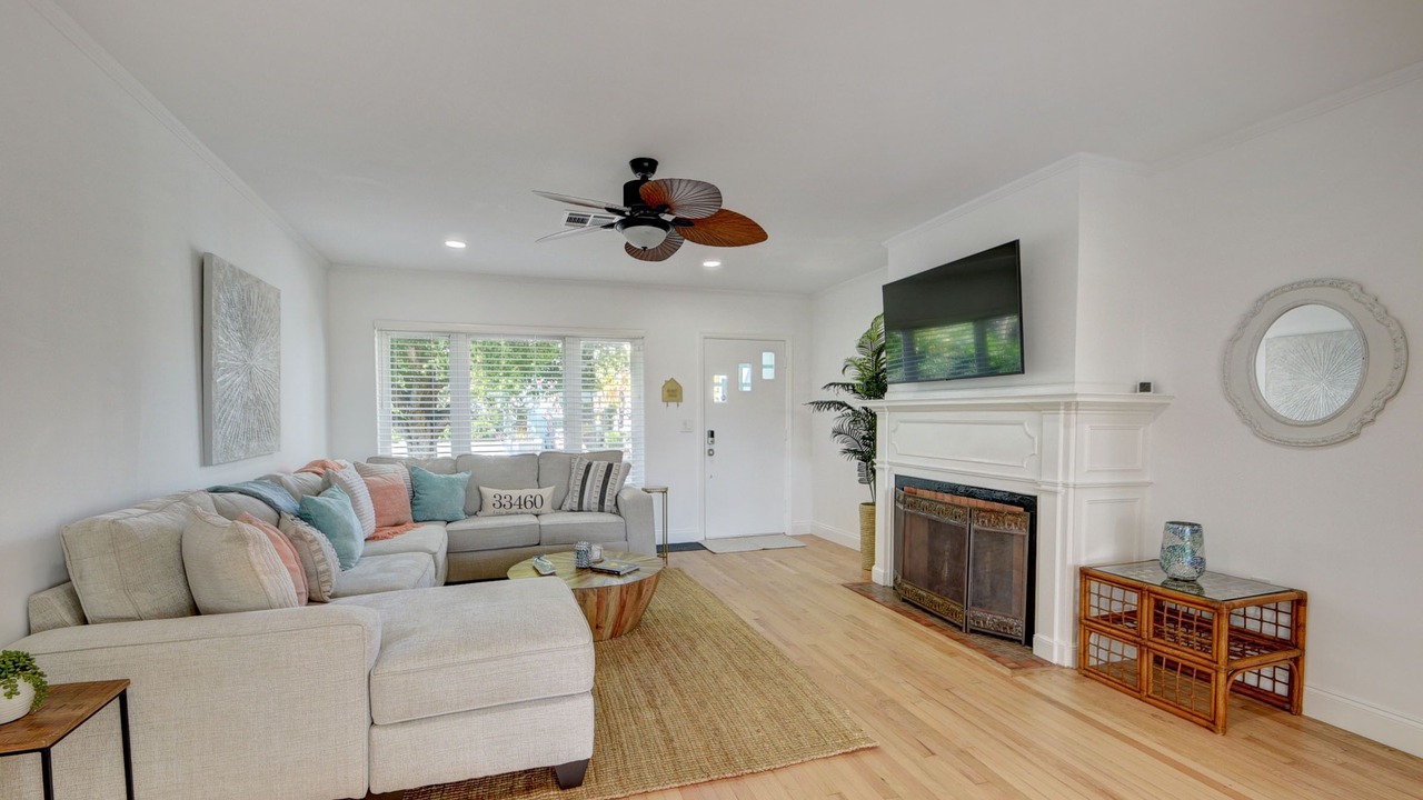 Photo of Livingroom in Parrot Cove