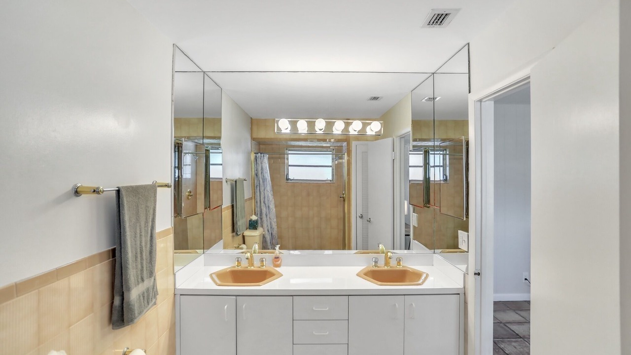 Photo of Bathroom in Hollywood Lakes