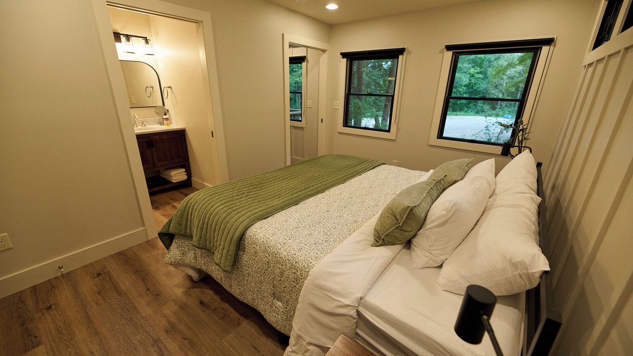 Photo of Bedroom in Cuyahoga Falls