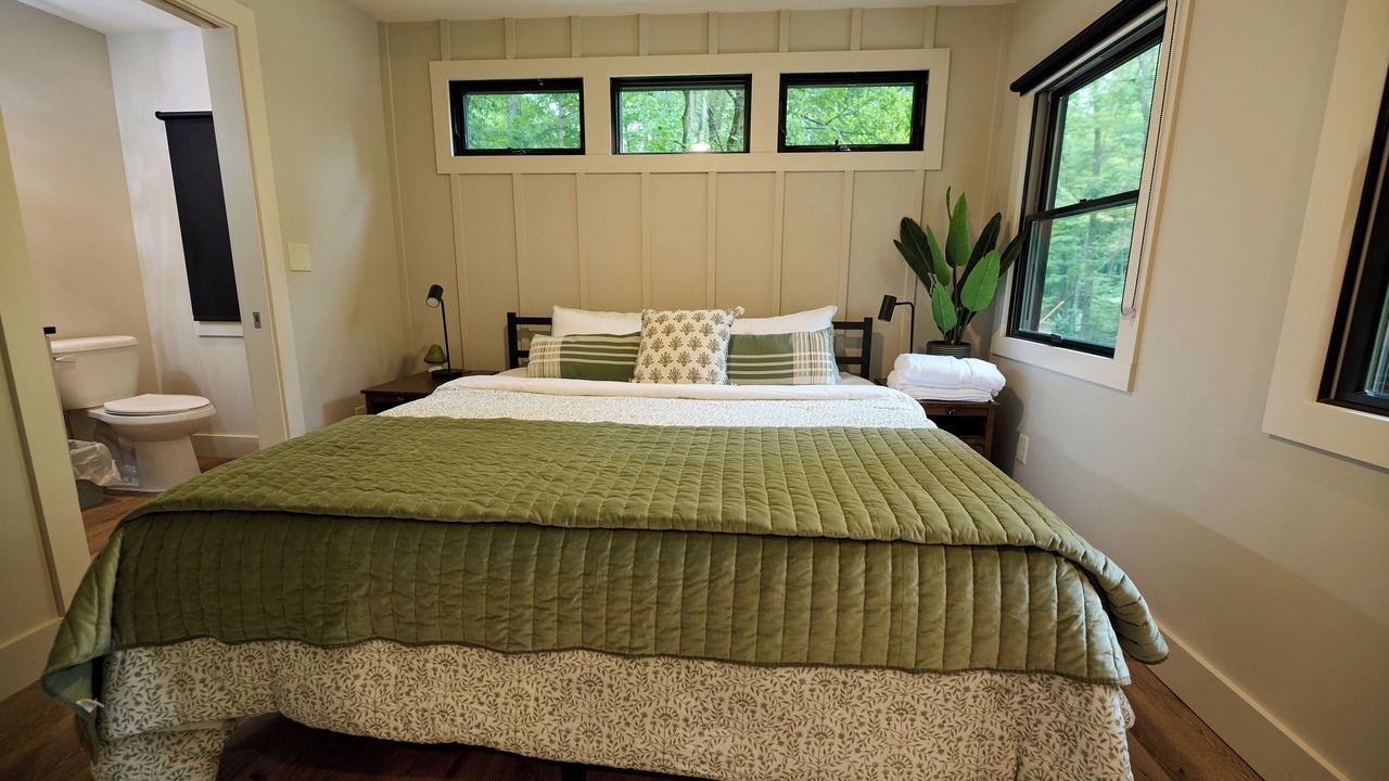 Photo of Bedroom in Cuyahoga Falls