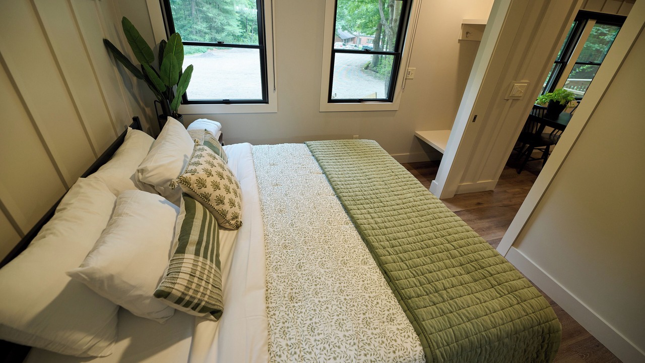 Photo of Bedroom in Cuyahoga Falls