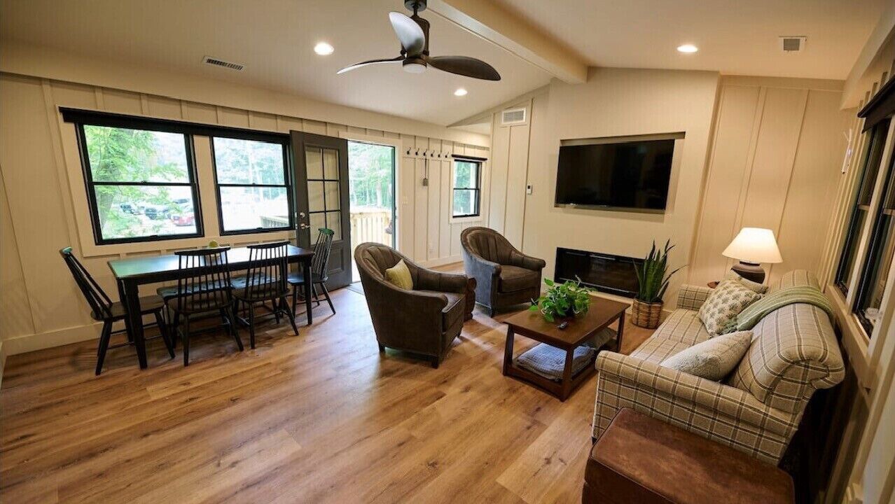 Photo of Livingroom in Cuyahoga Falls