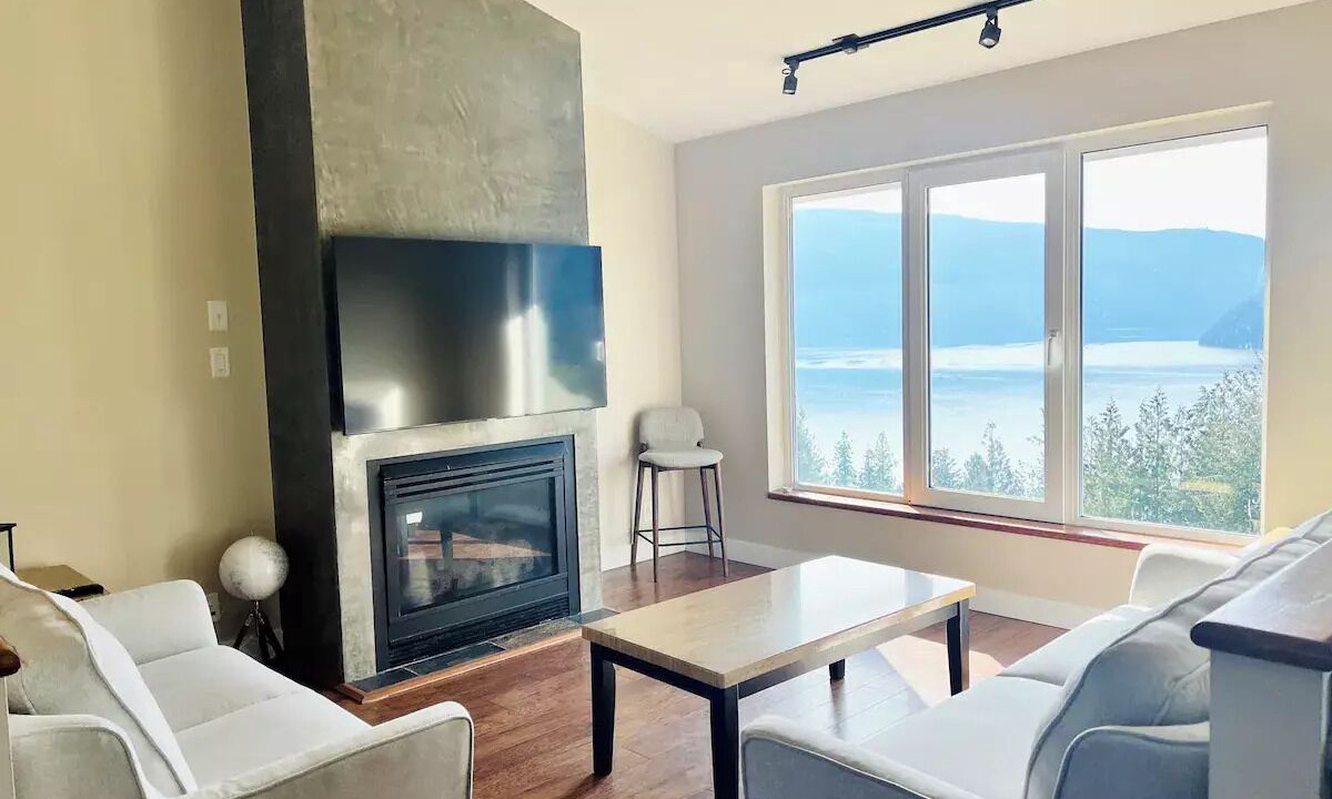 Photo of Livingroom in Sicamous