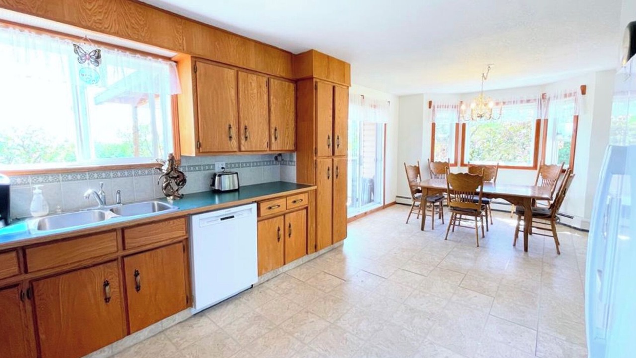 Photo of Kitchen in Parkland Beach