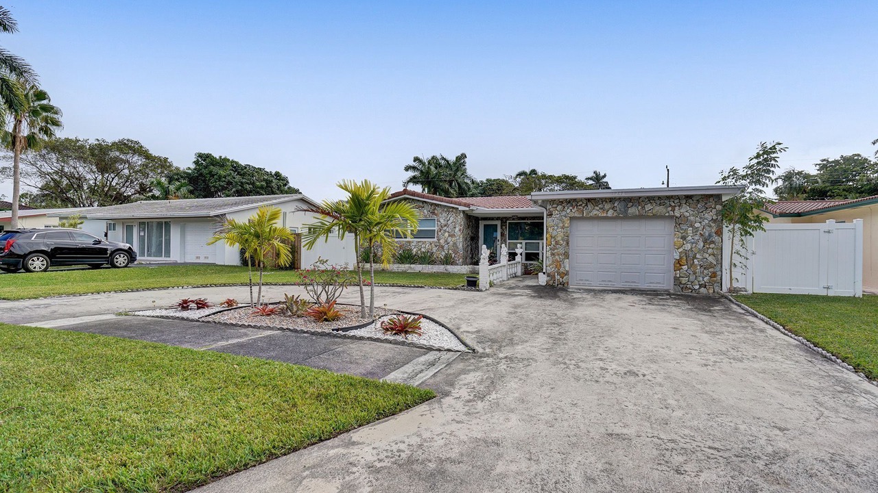 Photo of Outdoor in Hollywood Lakes