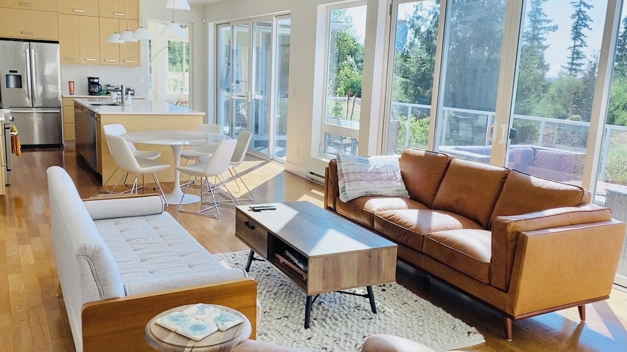 Photo of Livingroom in Juan de Fuca Electoral Area