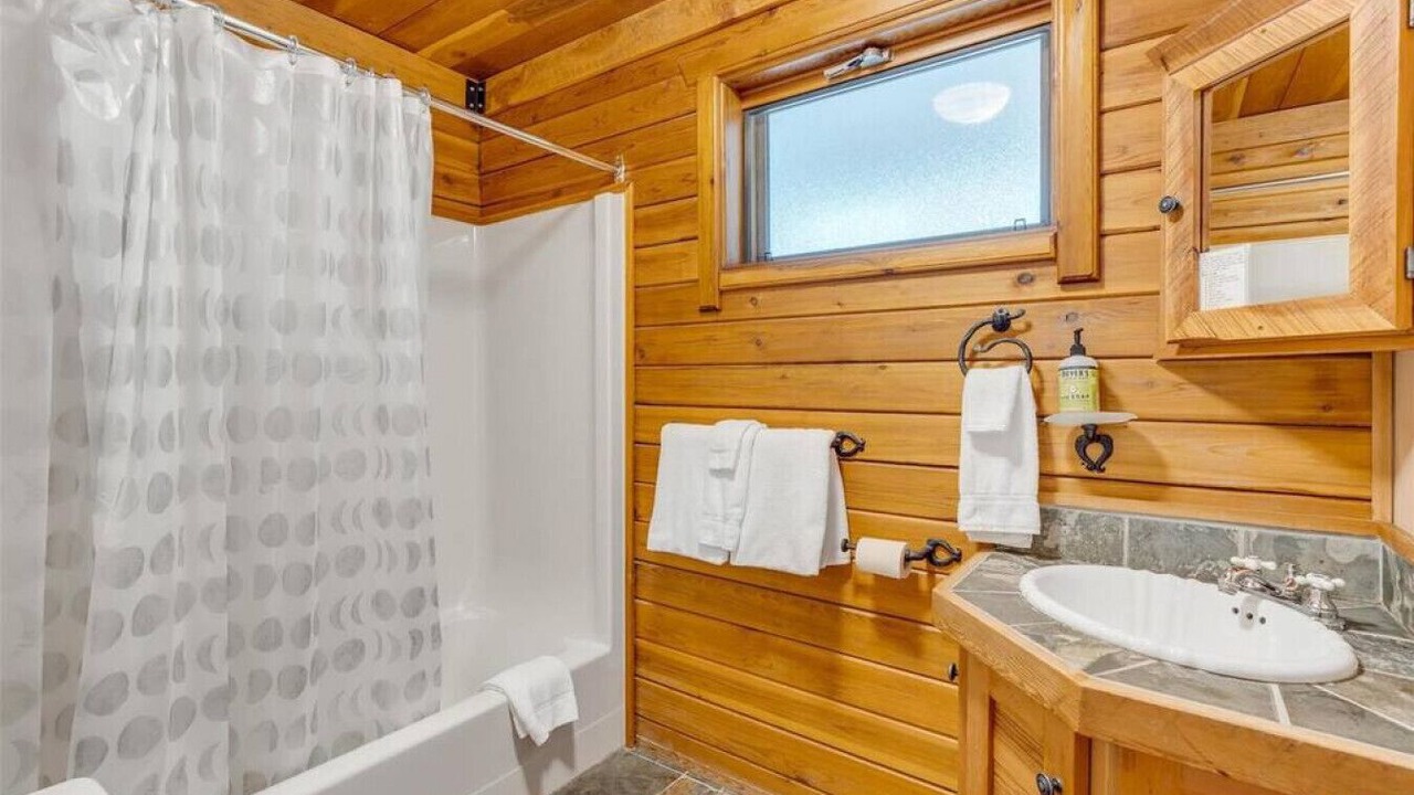 Photo of Bathroom in Idabel Lake