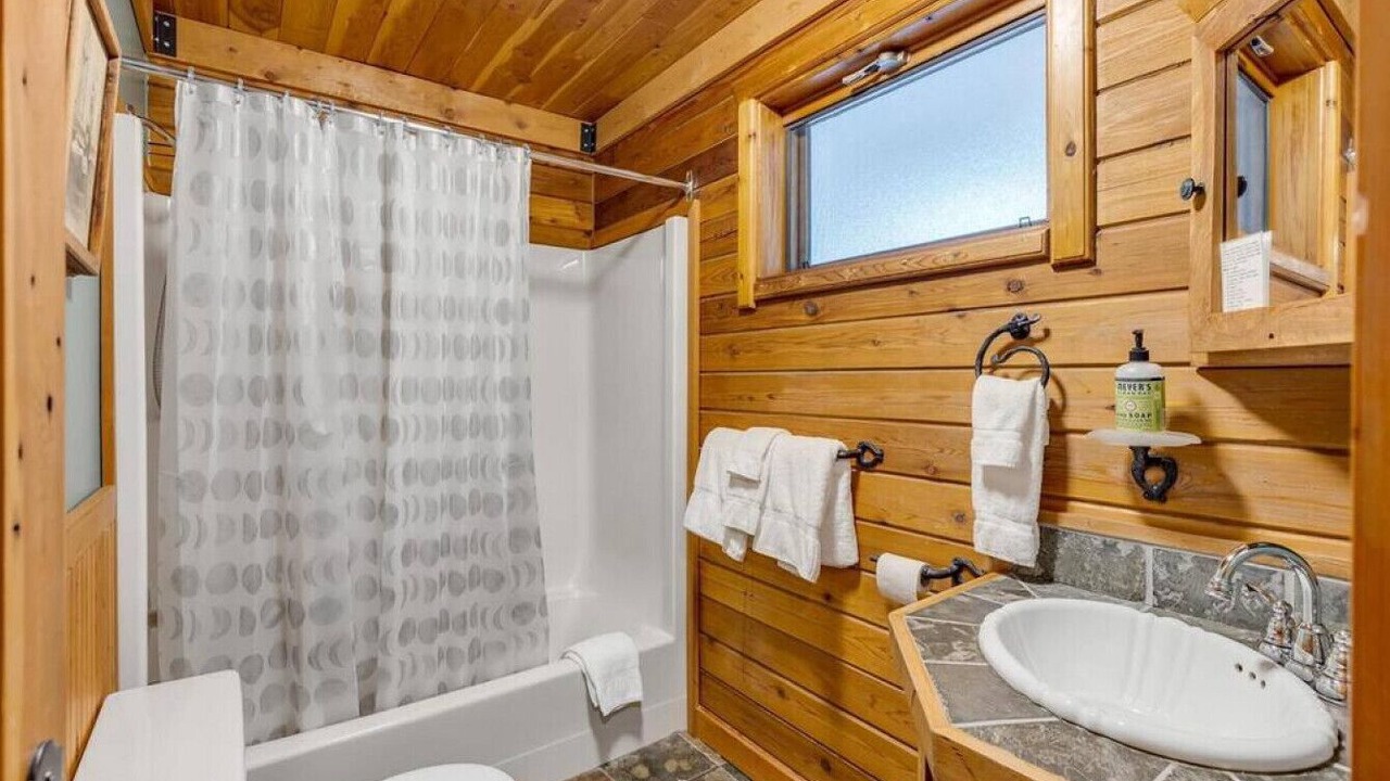 Photo of Bathroom in Idabel Lake