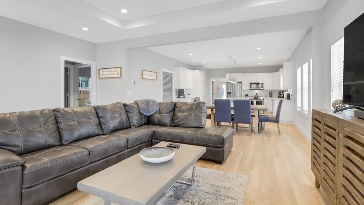 Photo of Livingroom in Parrot Cove