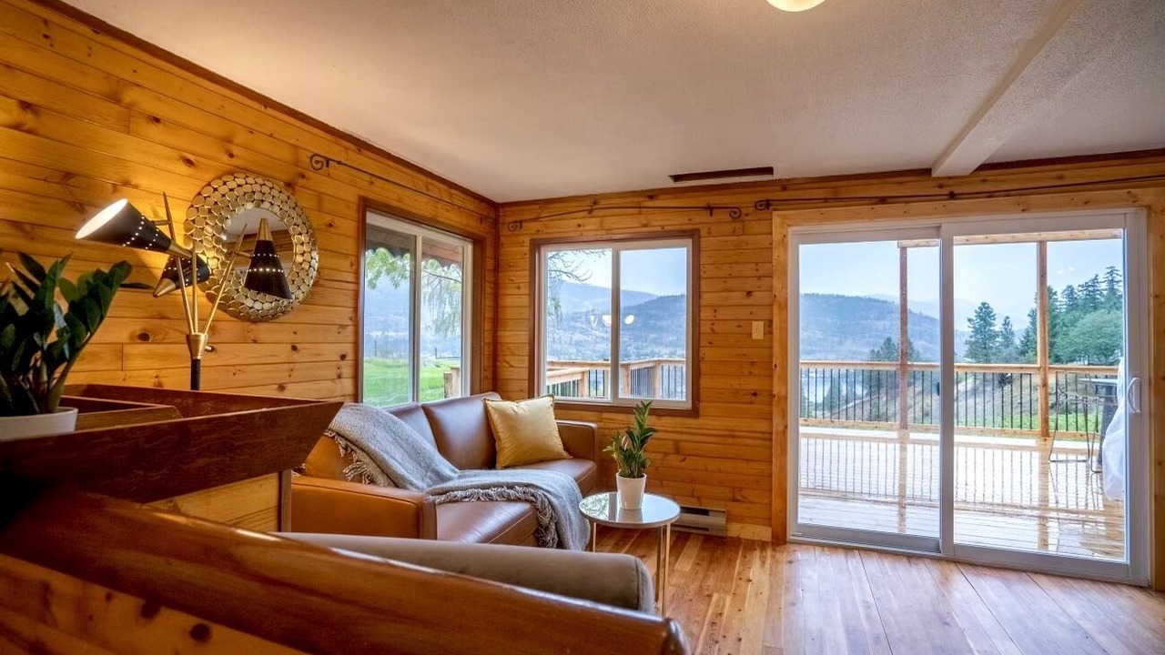 Photo of Livingroom in Okanagan-Similkameen