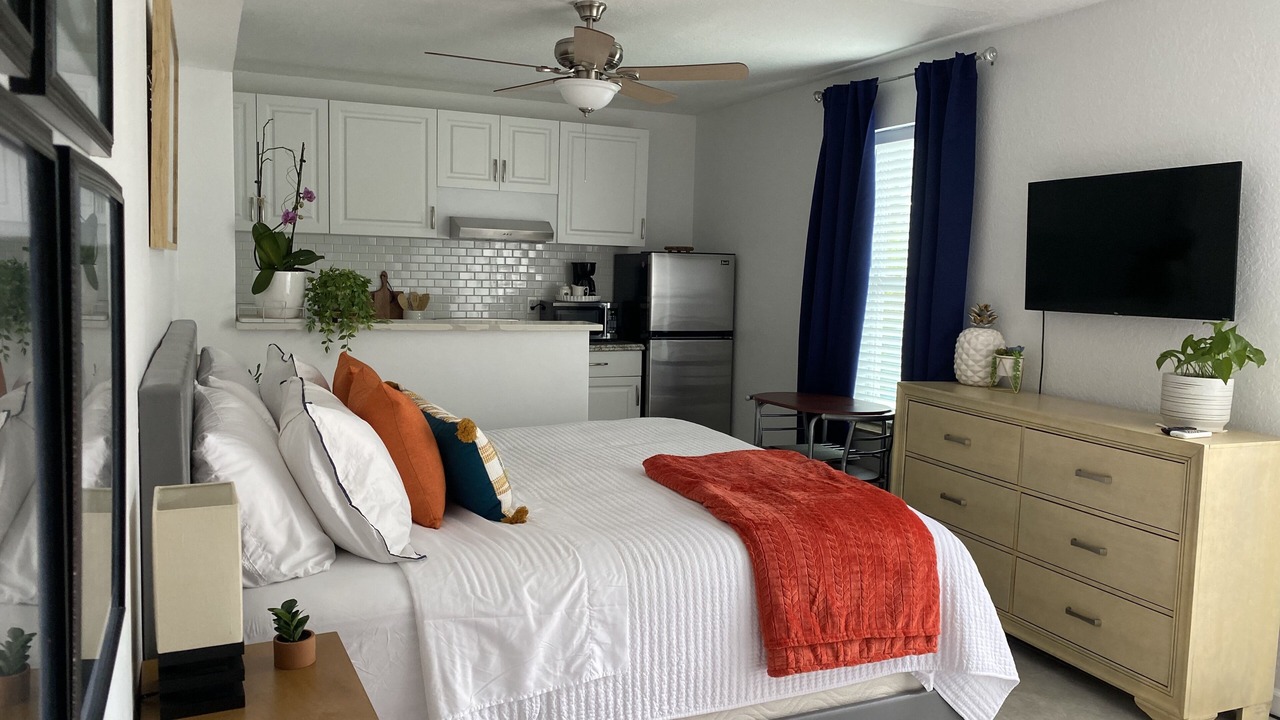 Photo of Bedroom in Lake Worth Corridor