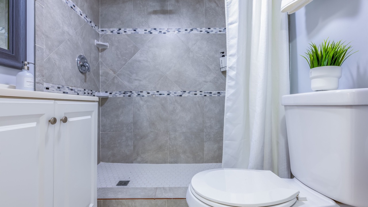 Photo of Bathroom in Lake Worth Corridor