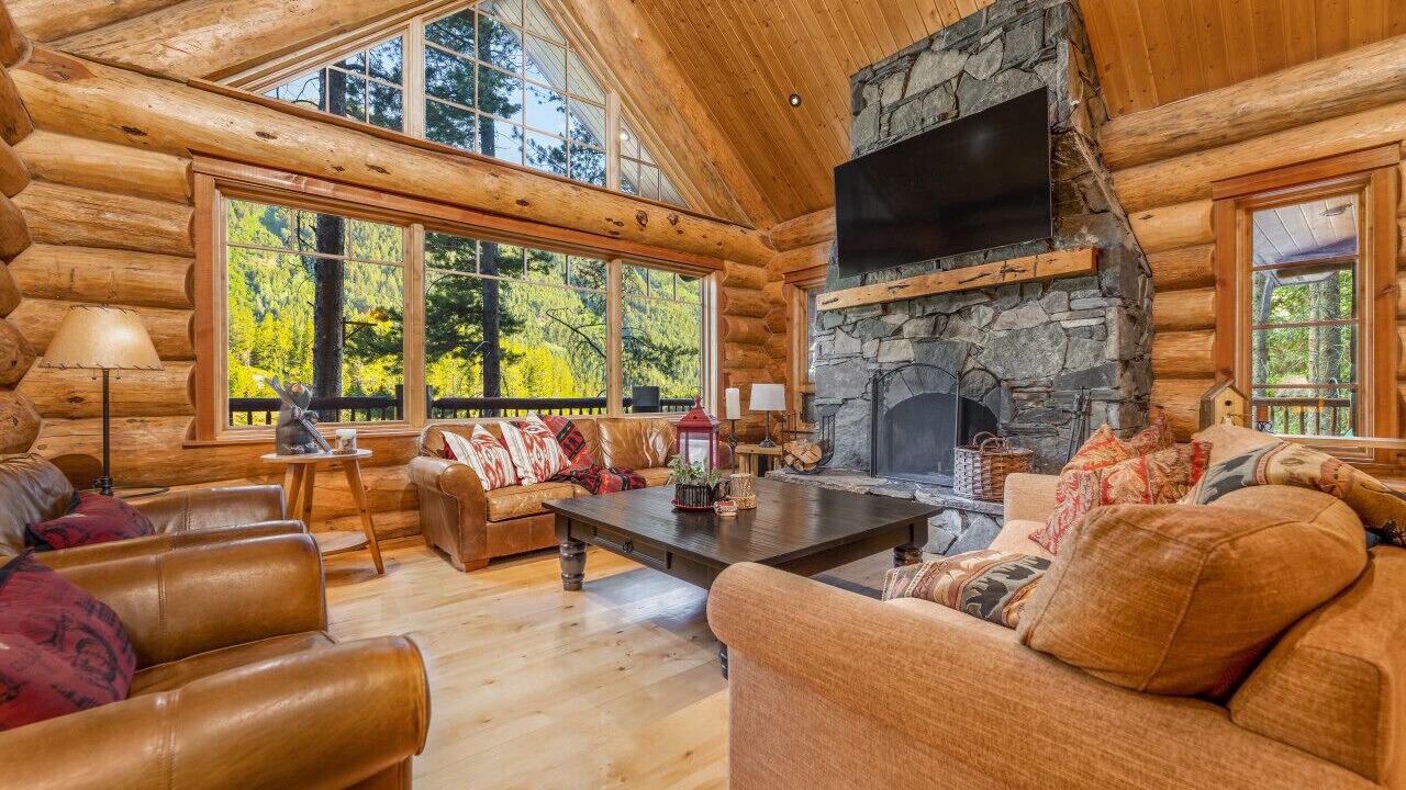 Photo of Livingroom in East Kootenay
