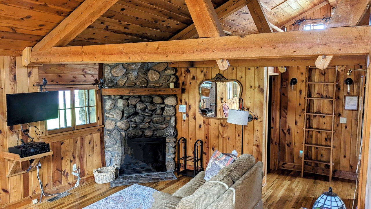 Photo of Livingroom in Colonial Pine Hills