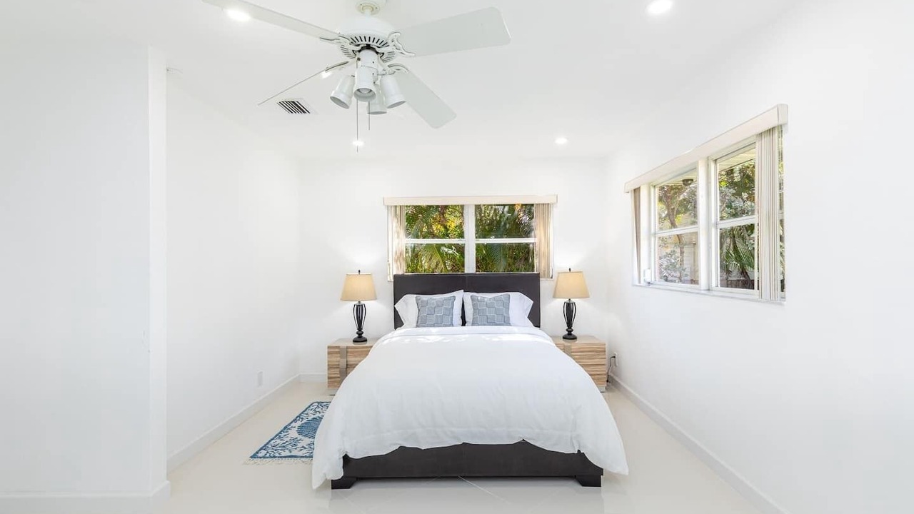 Photo of Bedroom in Hollywood Lakes