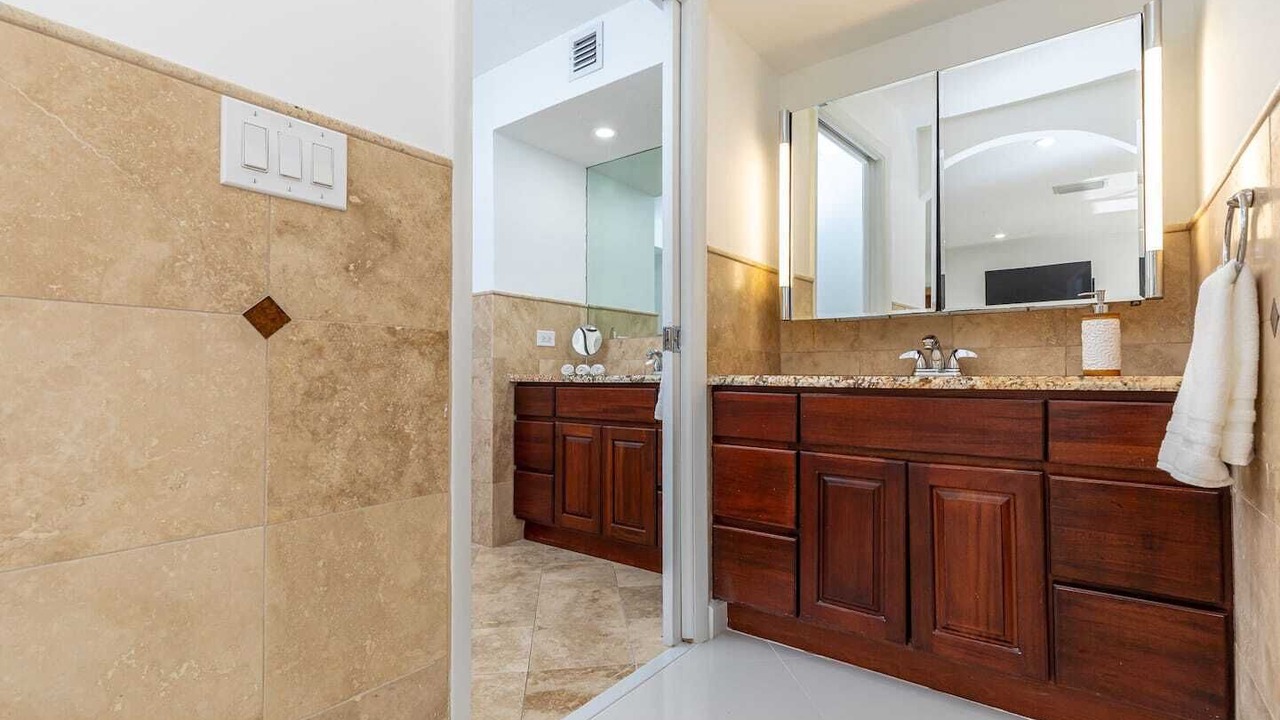Photo of Bathroom in Hollywood Lakes