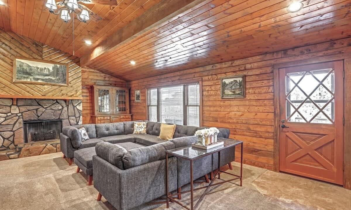 Photo of Livingroom in Colonial Pine Hills