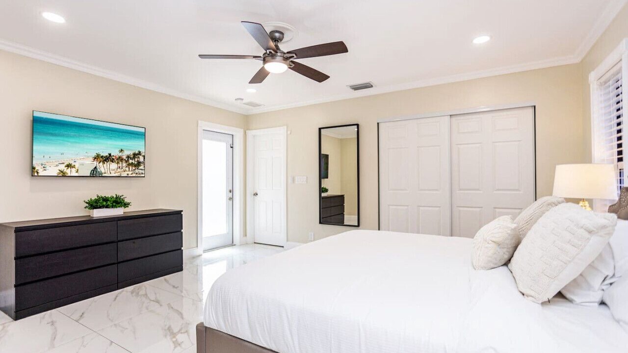 Photo of Bedroom in Hollywood Lakes