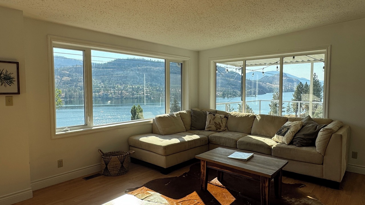 Photo of Livingroom in Okanagan-Similkameen