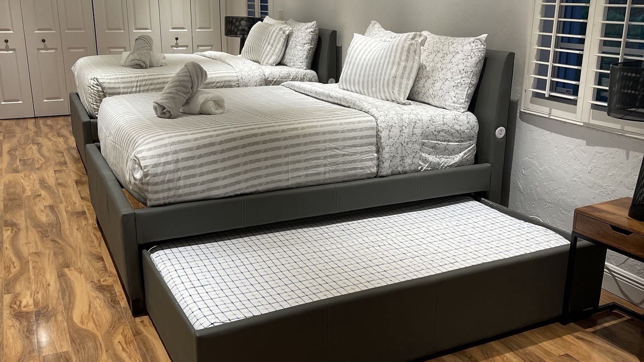 Photo of Bedroom in Hollywood Lakes