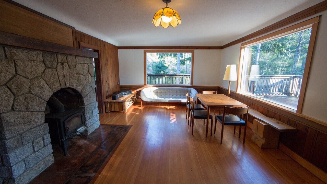 Photo of Livingroom in Juan de Fuca Electoral Area