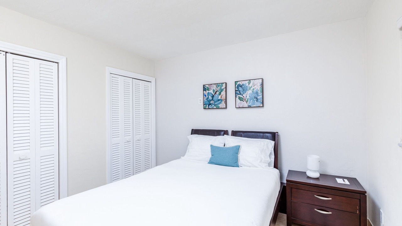 Photo of Bedroom in Hollywood Lakes