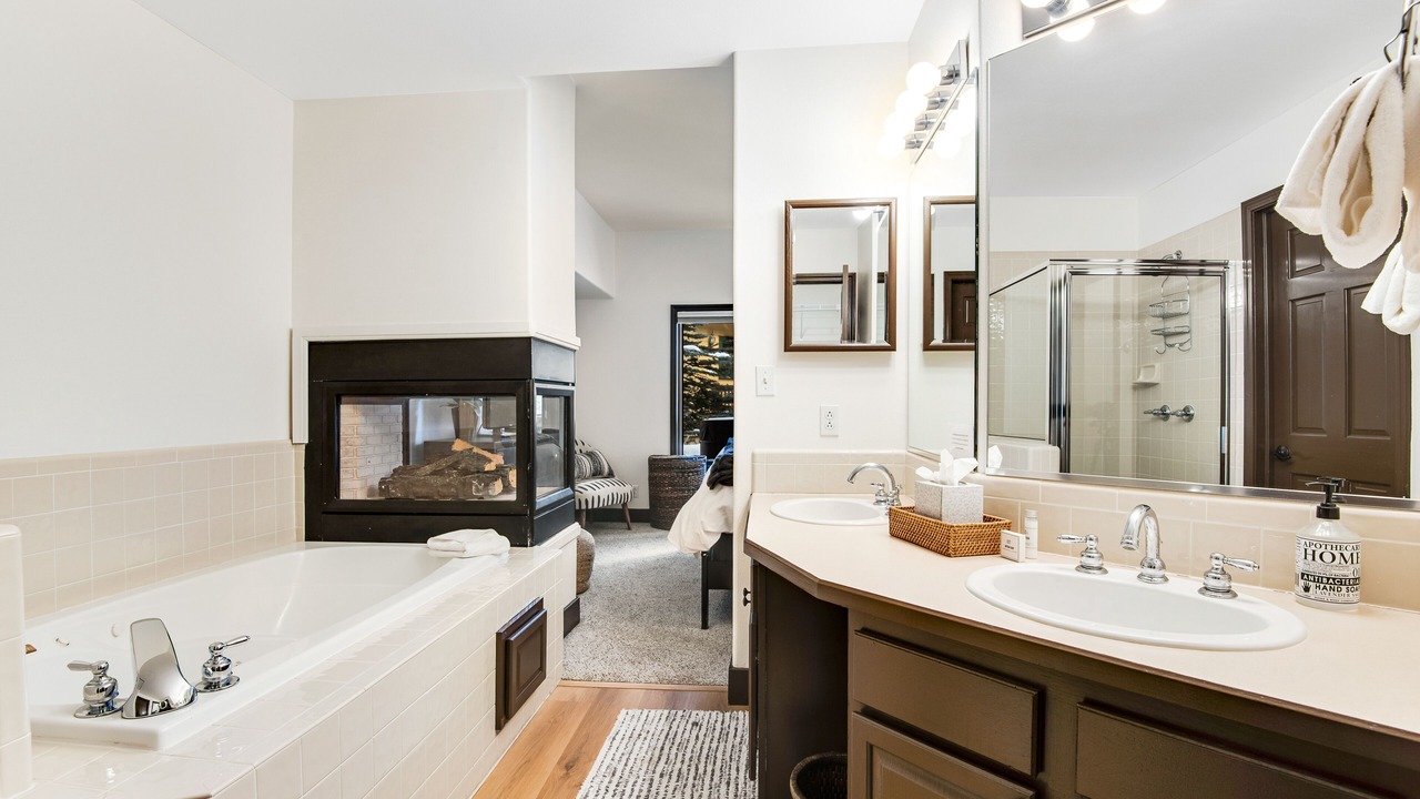 Photo of Bathroom in Peak 8