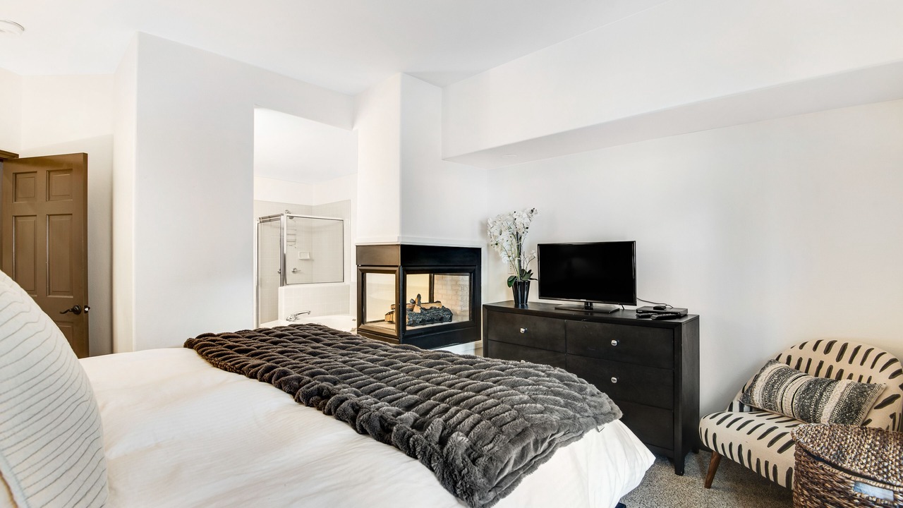 Photo of Bedroom in Peak 8
