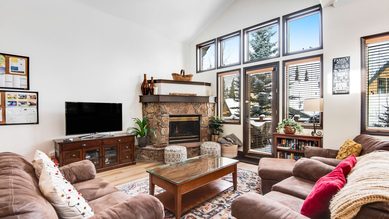 Photo of Livingroom in Peak 8